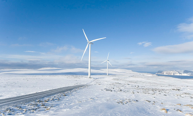 To vindtrubiner i snødekket fjellandskap