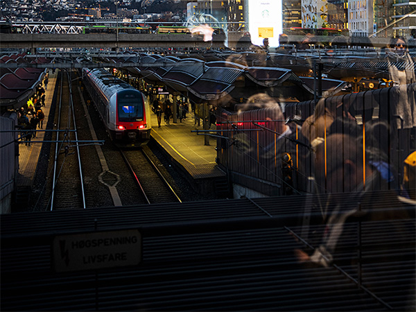 Togstasjon i skumring