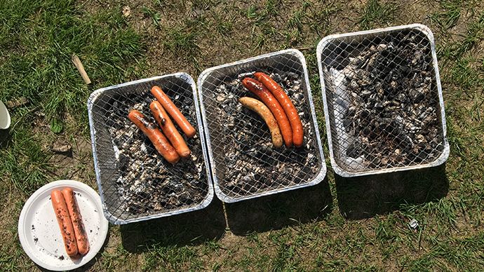 Pølser på engangsgriller