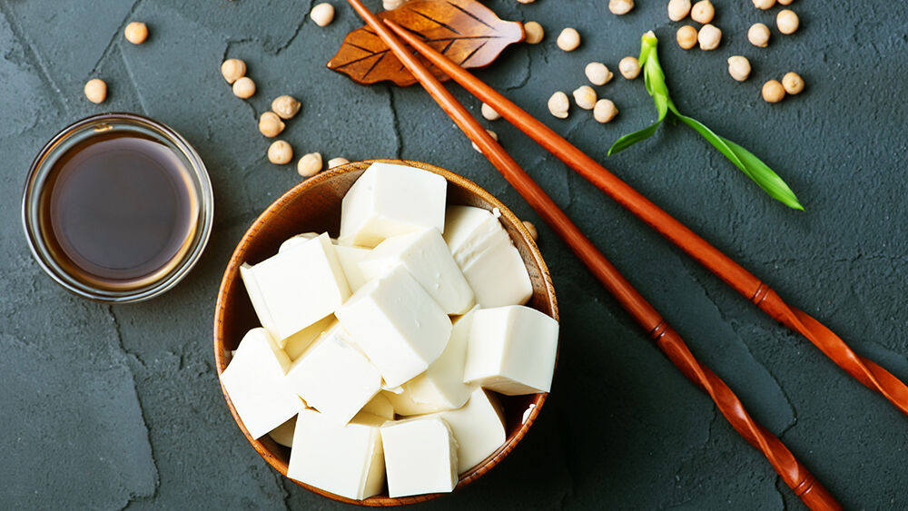 Bildet kan inneholde: tofu, ingrediens, mat, ost, meieriprodukt.