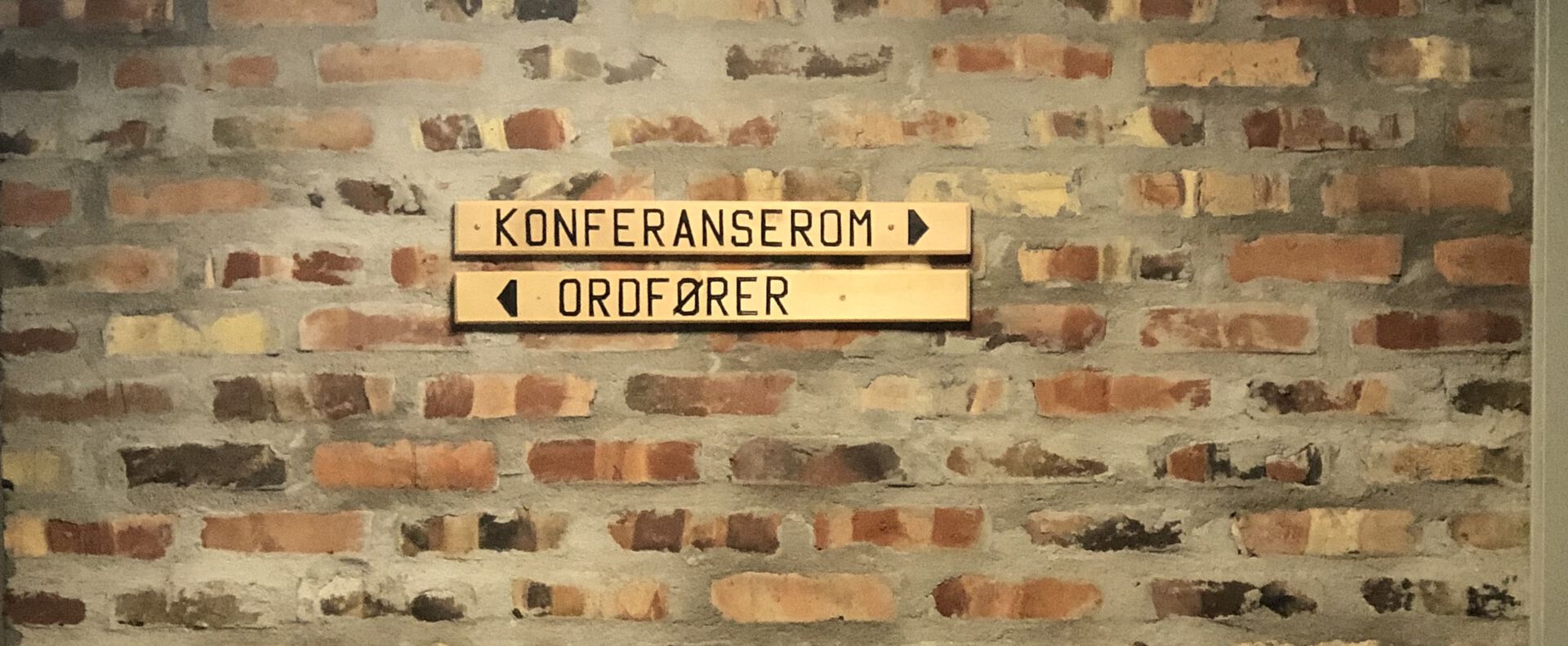 Bildet kan inneholde: tre, font, byggemateriale, murstein, rektangel.
