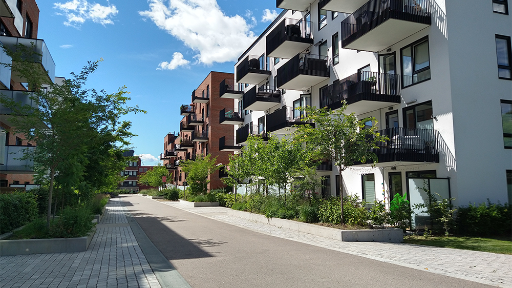 Nytt boligområde med lavblokker med balkonger