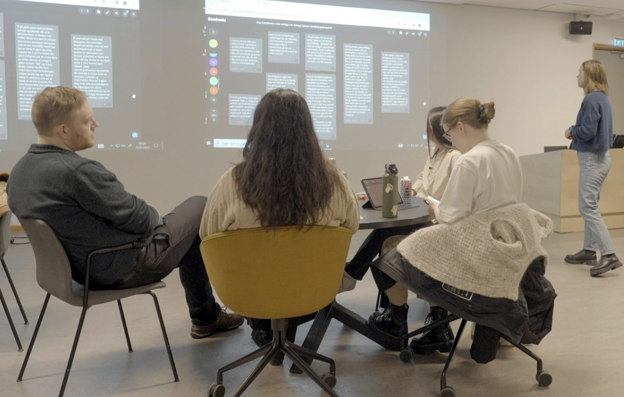 Gruppe studenter som diskuterer
